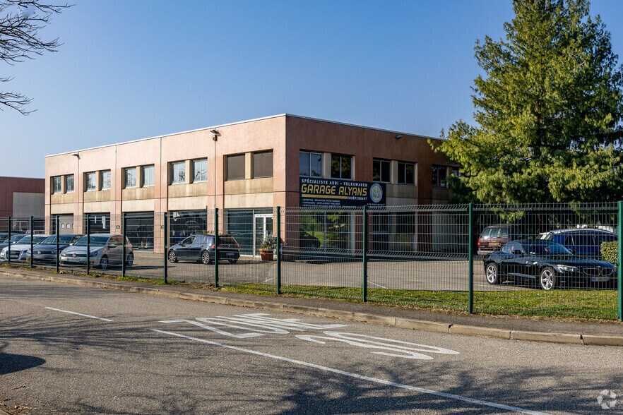 Retail in Chassieu for lease - Building Photo - Image 2 of 2