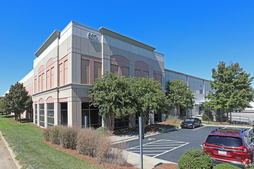 657 Brigham Rd, Greensboro, NC for lease - Building Photo - Image 1 of 28