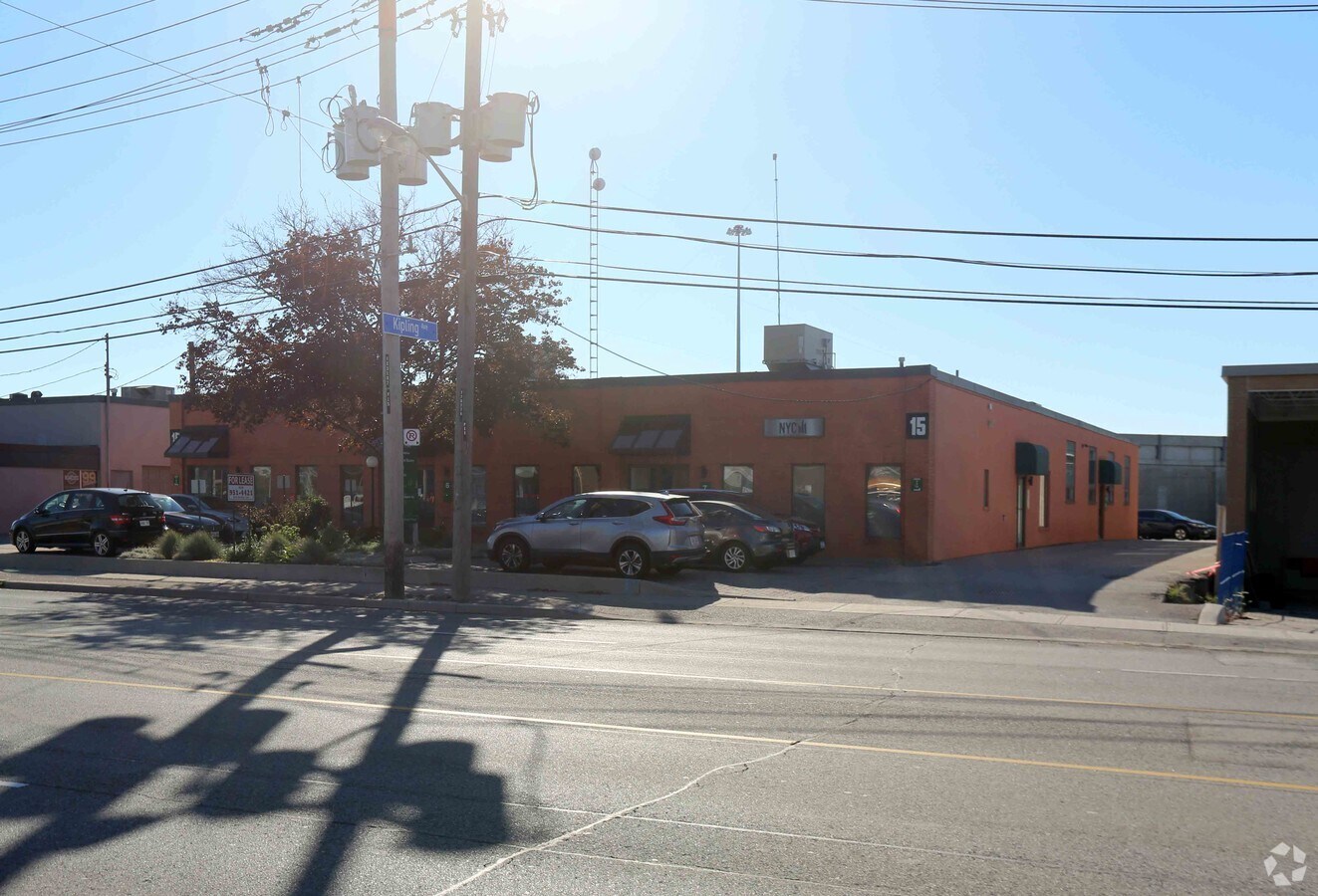 15 Belfield Rd, Toronto, ON M9W 1G1