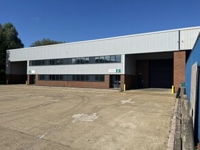 Farmbrough Clos, Aylesbury for lease Building Photo- Image 1 of 2