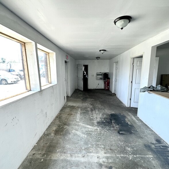 13231 Conant St, Detroit, MI for sale - Interior Photo - Image 2 of 4