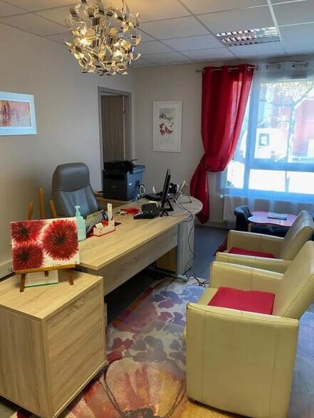 Flex in Heyrieux for lease - Interior Photo - Image 3 of 3