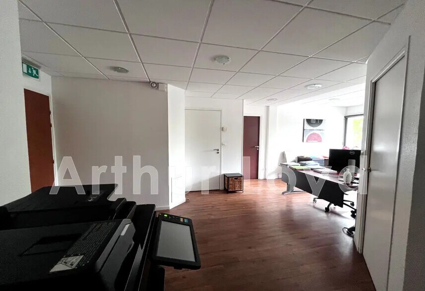 Office in Caen for lease - Interior Photo - Image 3 of 4