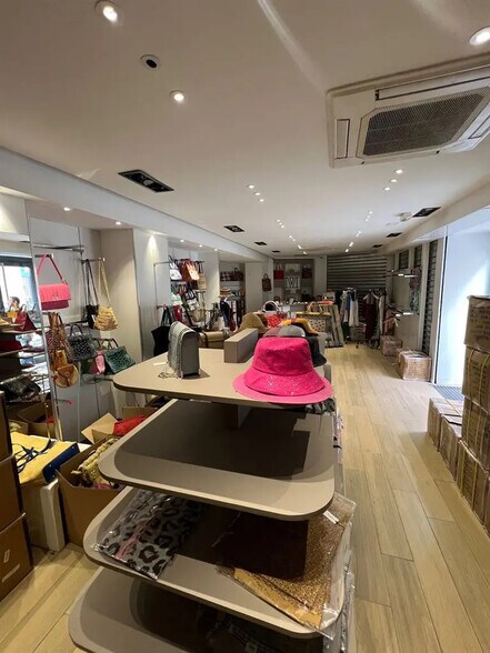 Retail in Paris for lease - Interior Photo - Image 3 of 10