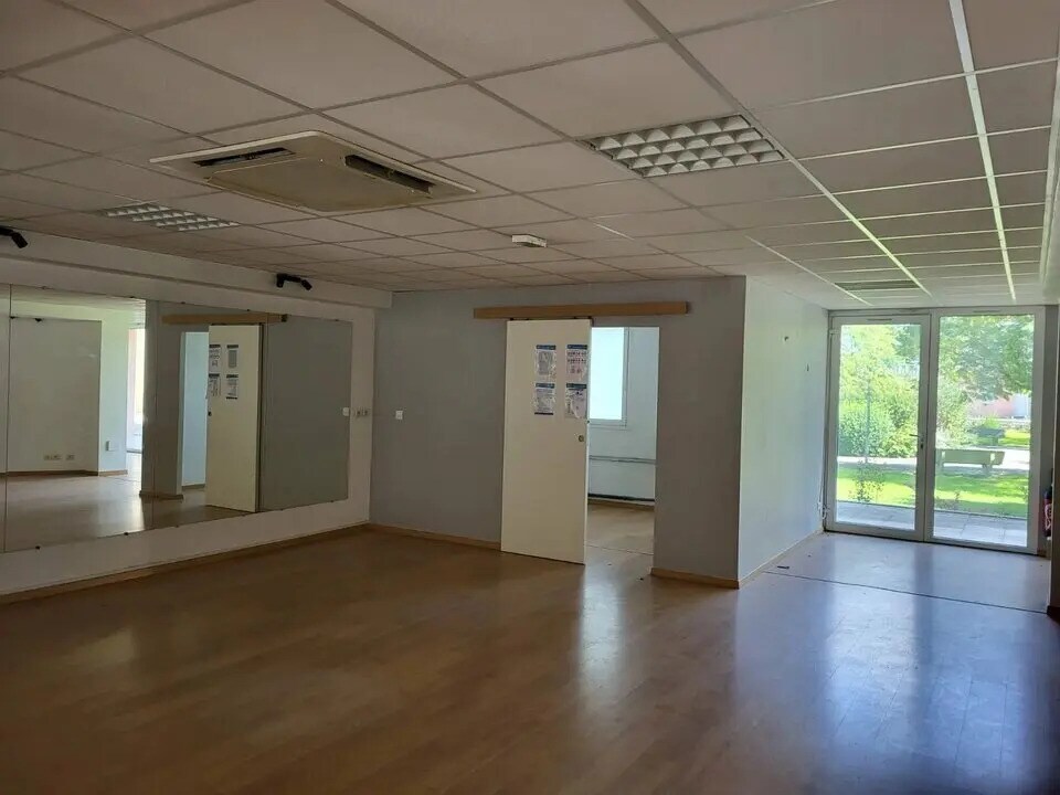 Location Bureaux 153 m² - Photo 1