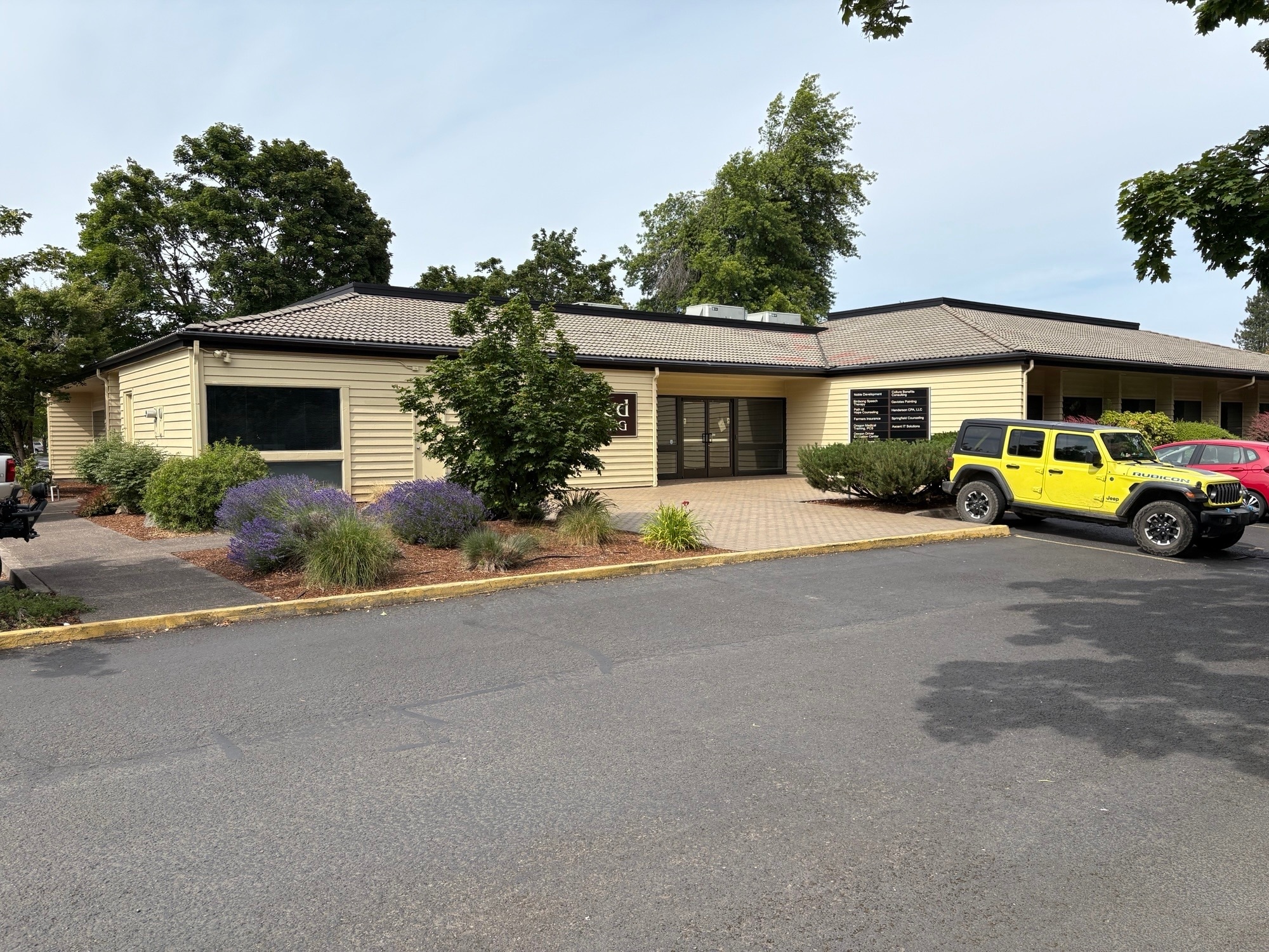 1126 Gateway Loop, Springfield, OR for lease Building Photo- Image 1 of 4