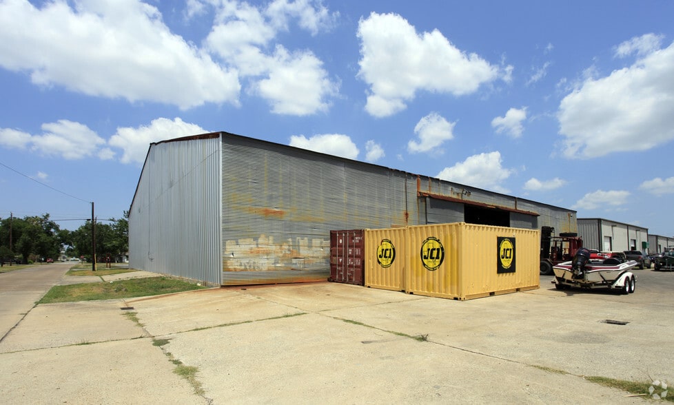 813 Dumont St, South Houston, TX for lease - Building Photo - Image 3 of 10