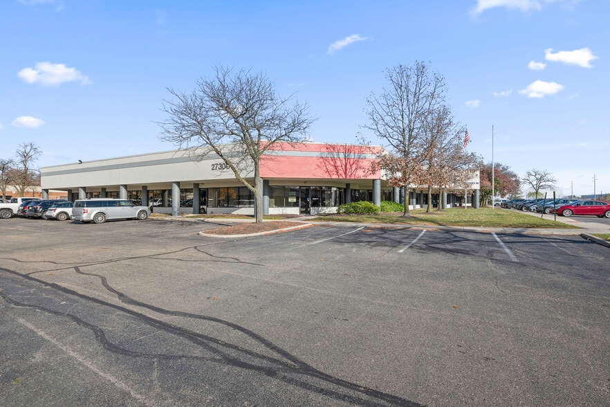 27200 Haggerty Rd, Farmington Hills, MI for lease - Building Photo - Image 3 of 13