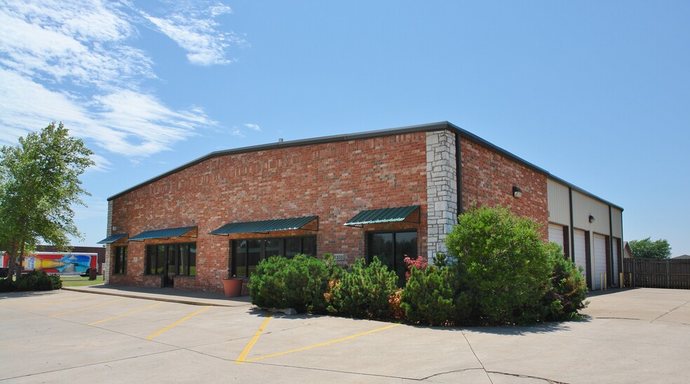 1101-1105 S Fretz Ave, Edmond, OK for lease - Building Photo - Image 1 of 1