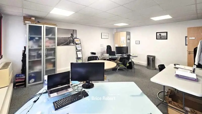 Office in Dardilly for lease Interior Photo- Image 1 of 4