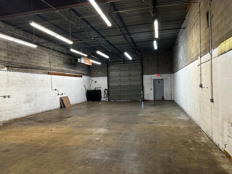 110 Knickerbocker Ave, Bohemia, NY for lease - Interior Photo - Image 2 of 6