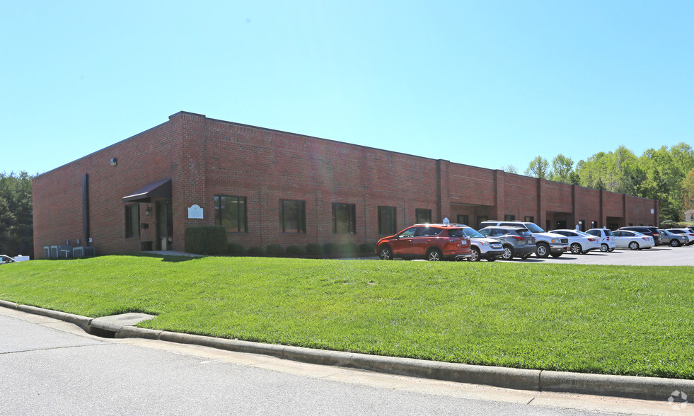 110 SHIELDS PARK Dr, Kernersville, NC for lease - Primary Photo - Image 1 of 5