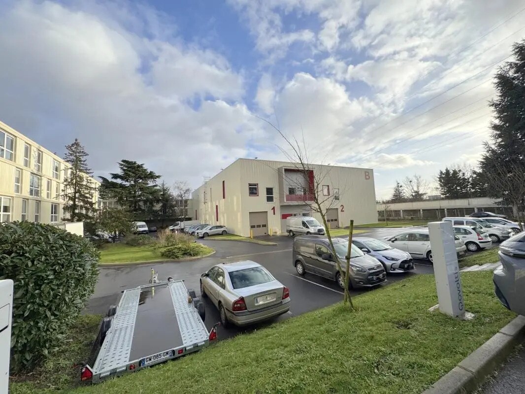 Flex in Pontoise for lease Building Photo- Image 1 of 28