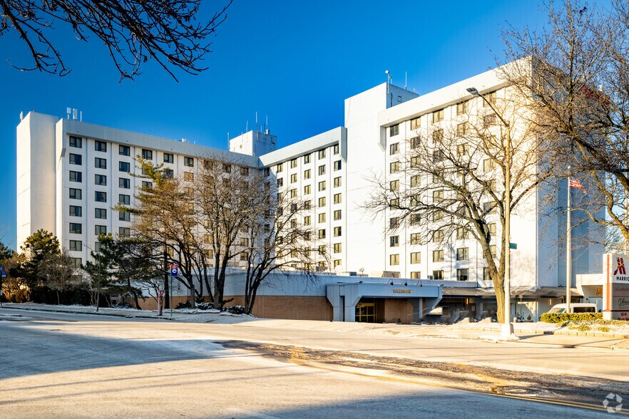 102-05 Ditmars Blvd, East Elmhurst, NY for sale - Primary Photo - Image 1 of 1