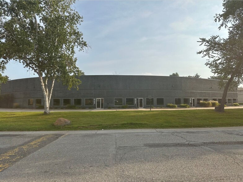 4123-4153 Pioneer Dr, Commerce Township, MI for lease - Building Photo - Image 2 of 6