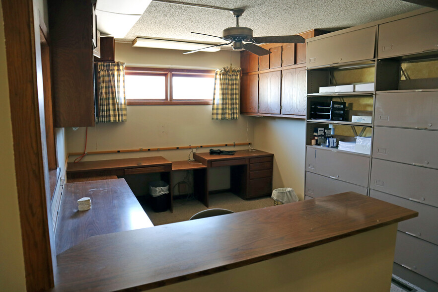 429 N Linden St, Belle Plaine, KS for lease - Interior Photo - Image 3 of 5