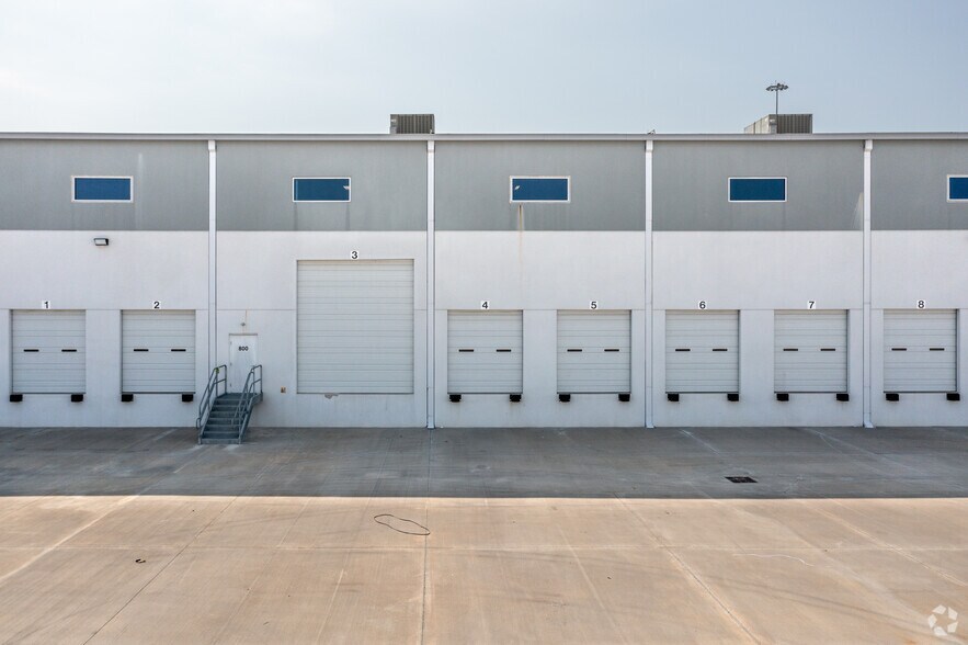 611 E Sam Houston Pky S, Pasadena, TX for lease - Building Photo - Image 2 of 4