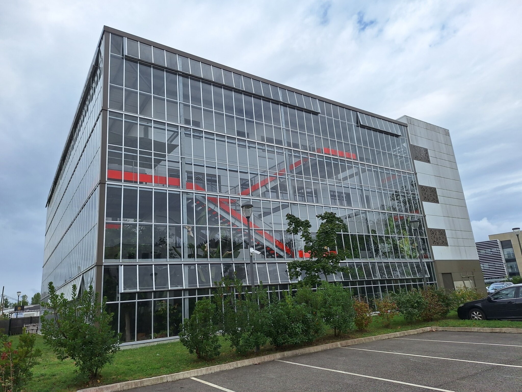 Office in Le Haillan for lease Building Photo- Image 1 of 15