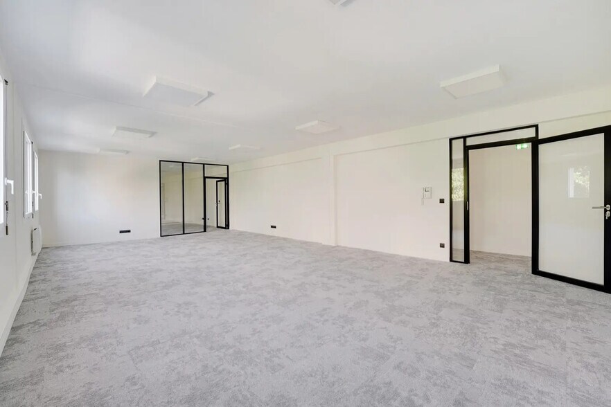 2 Rue Des Chênes Emeraudes, Cergy for lease - Interior Photo - Image 3 of 5