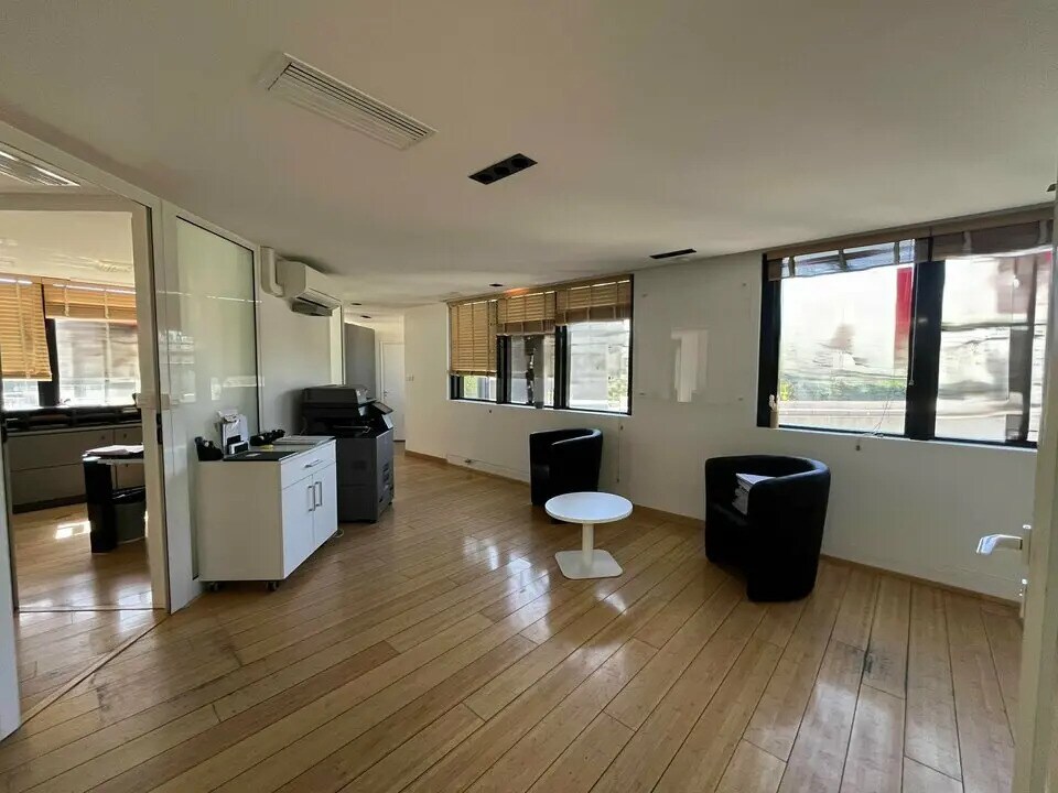 Office in Saint-Raphaël for lease Interior Photo- Image 1 of 11