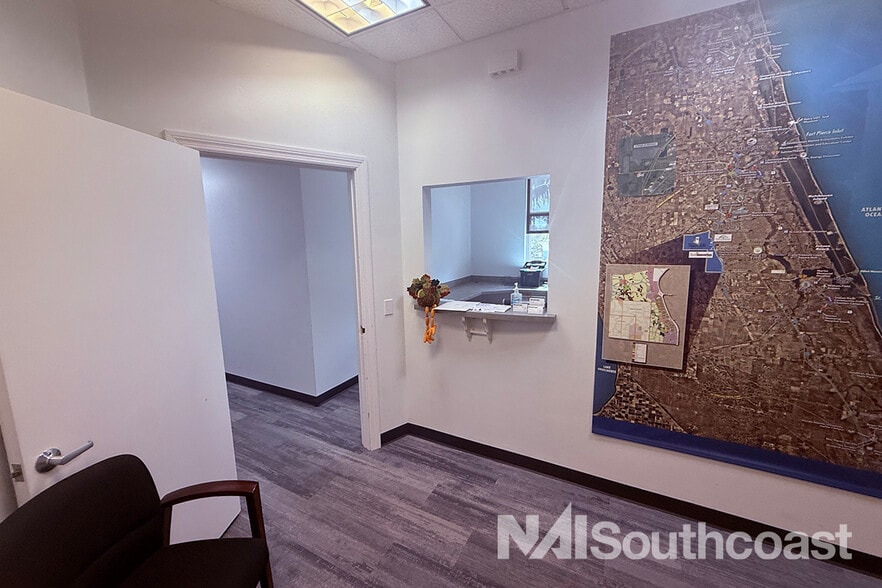 10451 SW Village Center Dr, Port Saint Lucie, FL for lease - Building Photo - Image 3 of 10