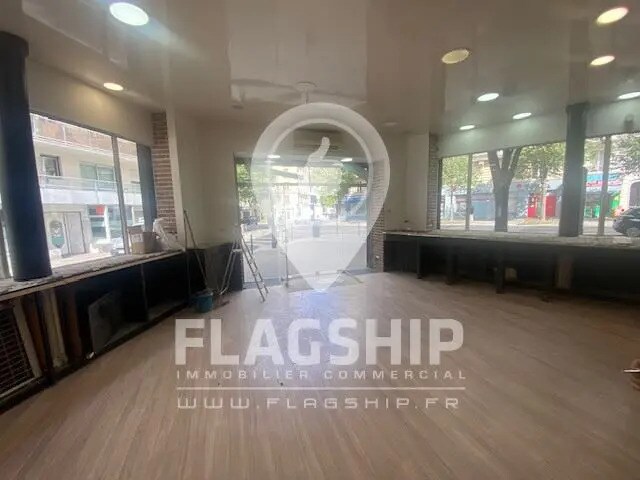Retail in Paris for lease Interior Photo- Image 1 of 10