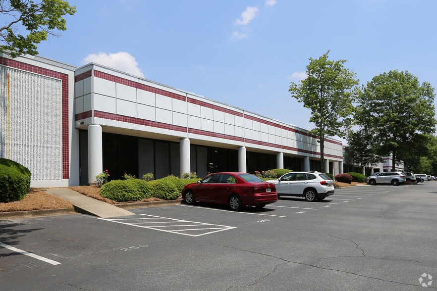 1050 Northfield Ct, Roswell, GA for lease - Primary Photo - Image 1 of 3