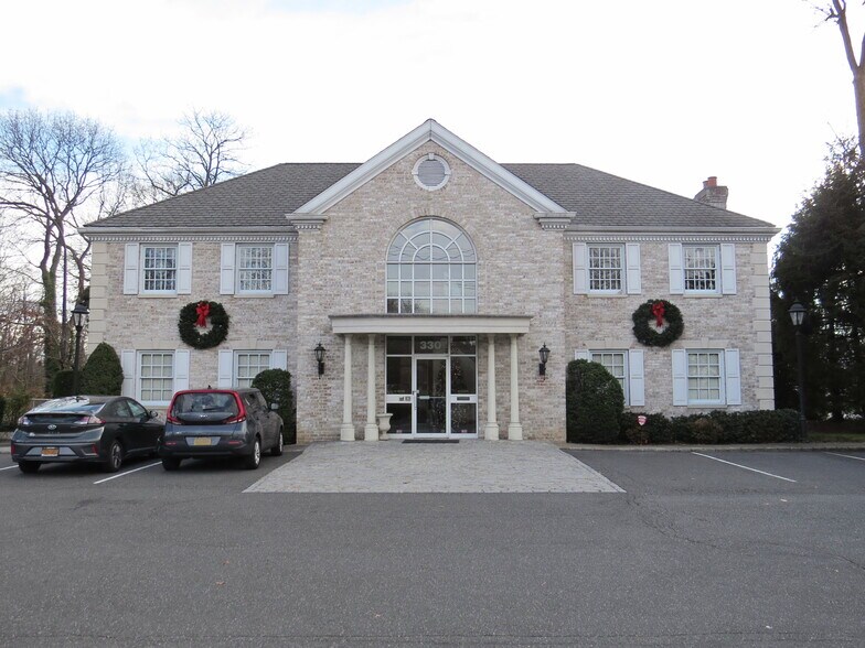 330 Willis Ave, Roslyn Heights, NY 11577