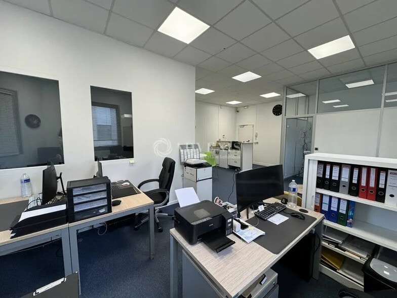 Office in Tremblay-en-France for lease - Interior Photo - Image 3 of 8