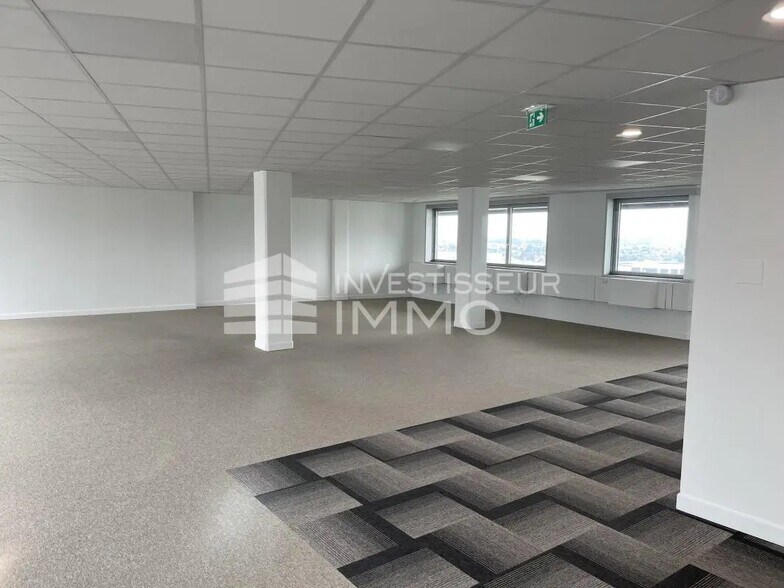 Office in Noisy-le-Grand for lease - Interior Photo - Image 3 of 12