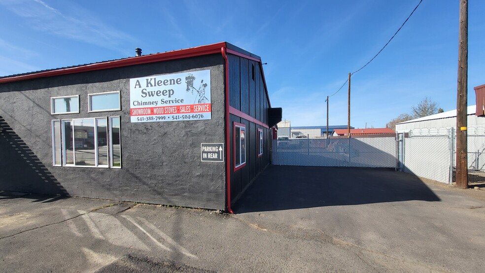 147 SE Evergreen Ave, Redmond, OR for sale - Building Photo - Image 3 of 15