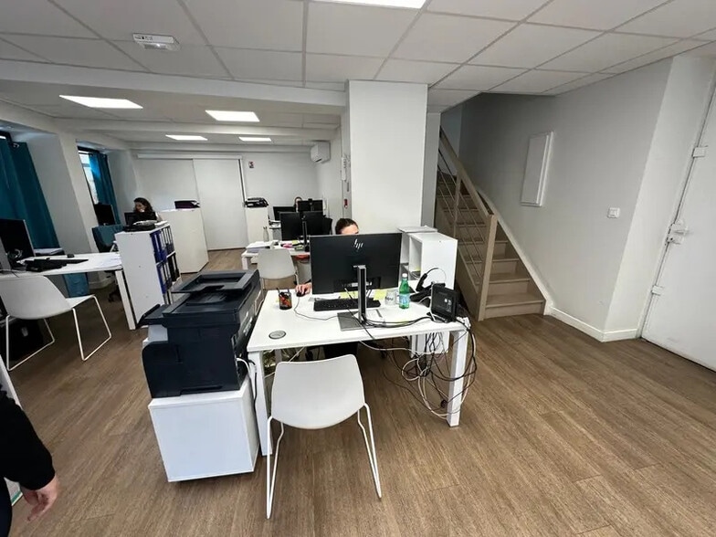 Retail in Lyon for lease - Building Photo - Image 3 of 9