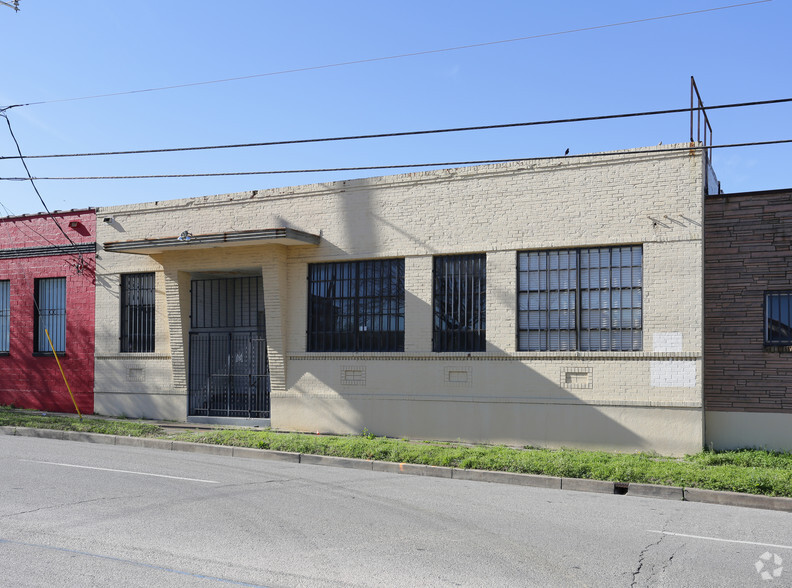 1305 S Akard St, Dallas, TX for lease - Building Photo - Image 3 of 33