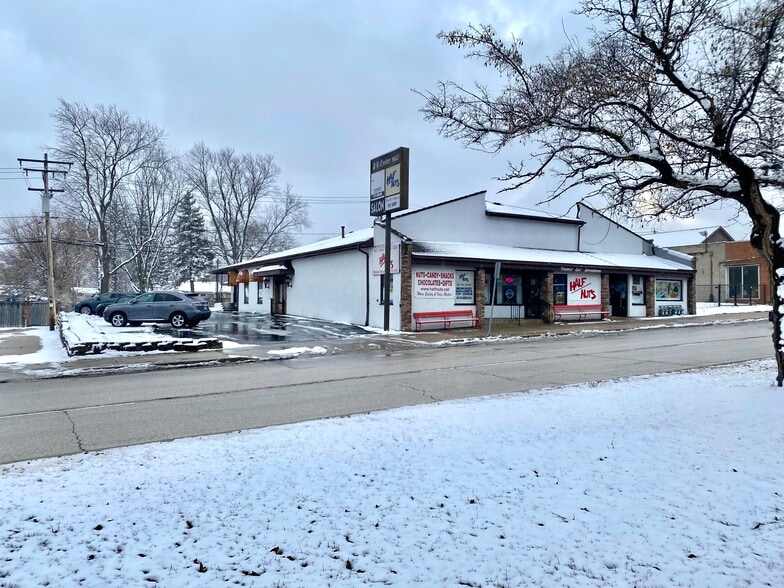 9617-9619, 9633-9635 W GREENFIELD AVE portfolio of 2 properties for sale on LoopNet.com - Building Photo - Image 3 of 6