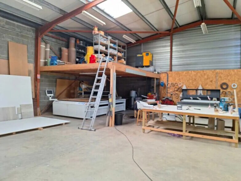 Flex in Yvrac for lease - Interior Photo - Image 3 of 7