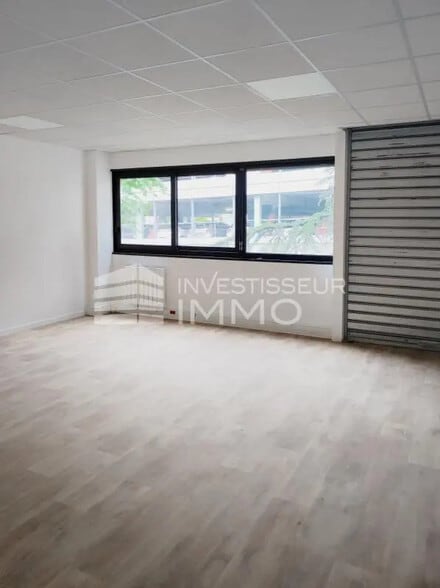 Office in Sucy-en-Brie for lease - Interior Photo - Image 2 of 3