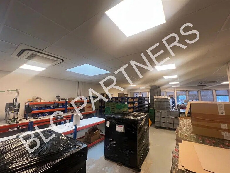 Flex in Paris for lease - Interior Photo - Image 2 of 8