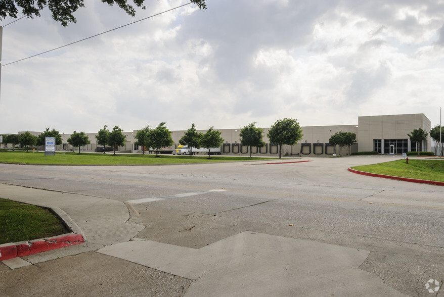 1011 N Royal Ln, Dallas, TX for lease - Building Photo - Image 1 of 8