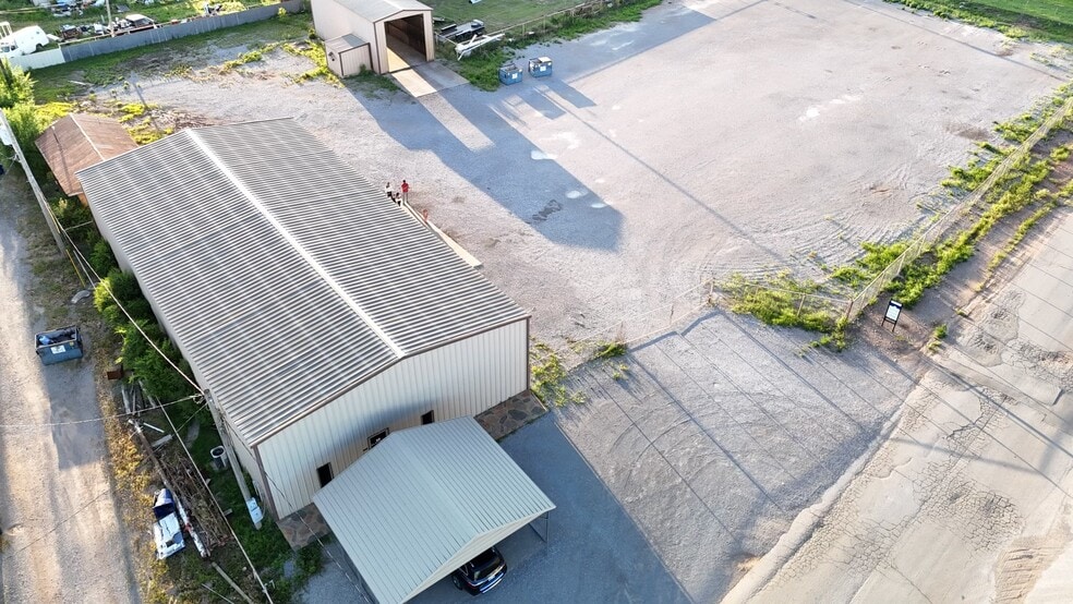 201 NE 4TH St, Lindsay, OK for lease - Building Photo - Image 2 of 16