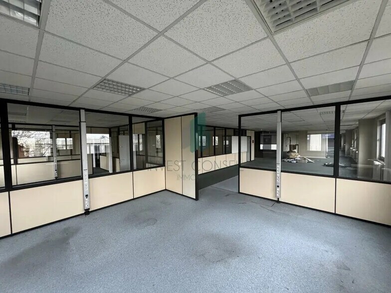 Flex in Cergy for lease - Building Photo - Image 3 of 20