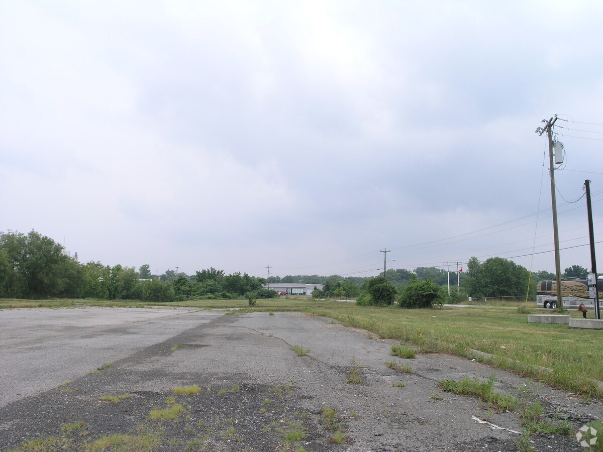 165 S Center Point Rd, Hendersonville, TN 37075