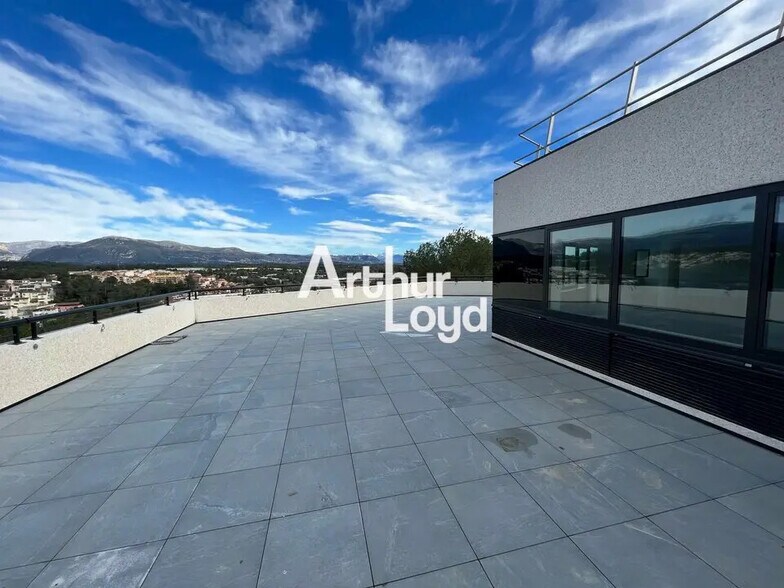 Office in Valbonne for lease - Building Photo - Image 2 of 12