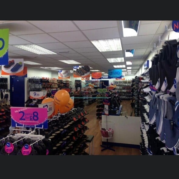 8 Pebble Ln, Wellingborough for lease - Building Photo - Image 3 of 11