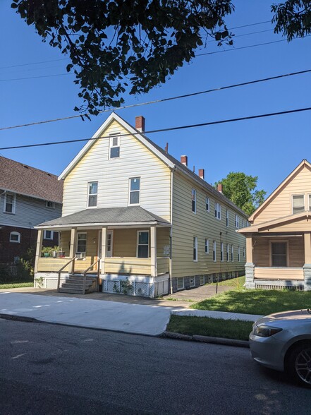 2066 Robin St, Lakewood, OH for sale - Primary Photo - Image 1 of 19