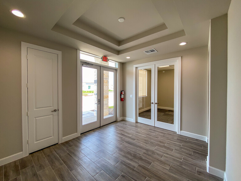 5501 Cabrera Dr, Sugar Land, TX for lease - Interior Photo - Image 2 of 6