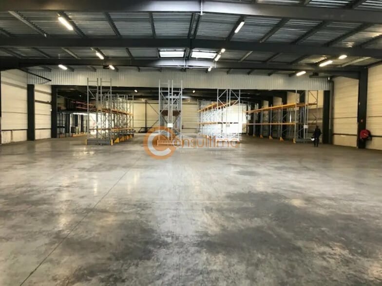 Industrial in Le Haillan for lease - Interior Photo - Image 1 of 4