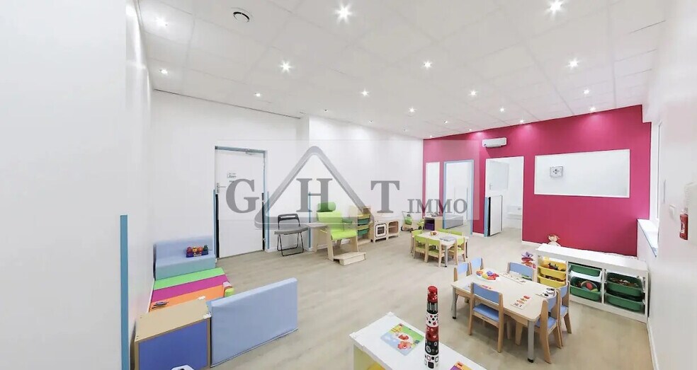 Retail in Aubervilliers for lease - Interior Photo - Image 1 of 5