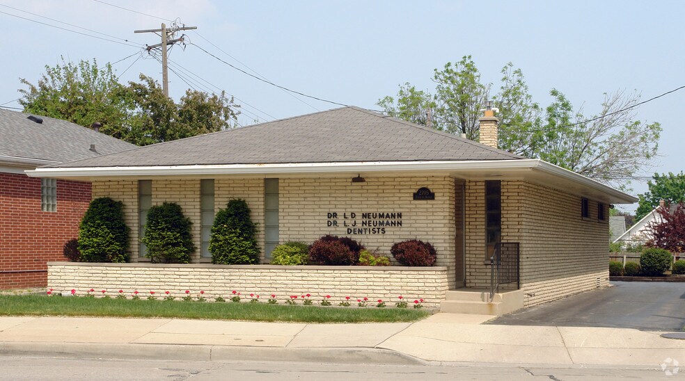 2705 Douglas Ave, Racine, WI for sale - Primary Photo - Image 1 of 1