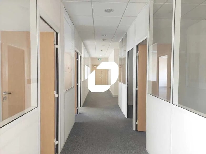 39 Boulevard Vauban, Guyancourt for lease - Interior Photo - Image 2 of 14