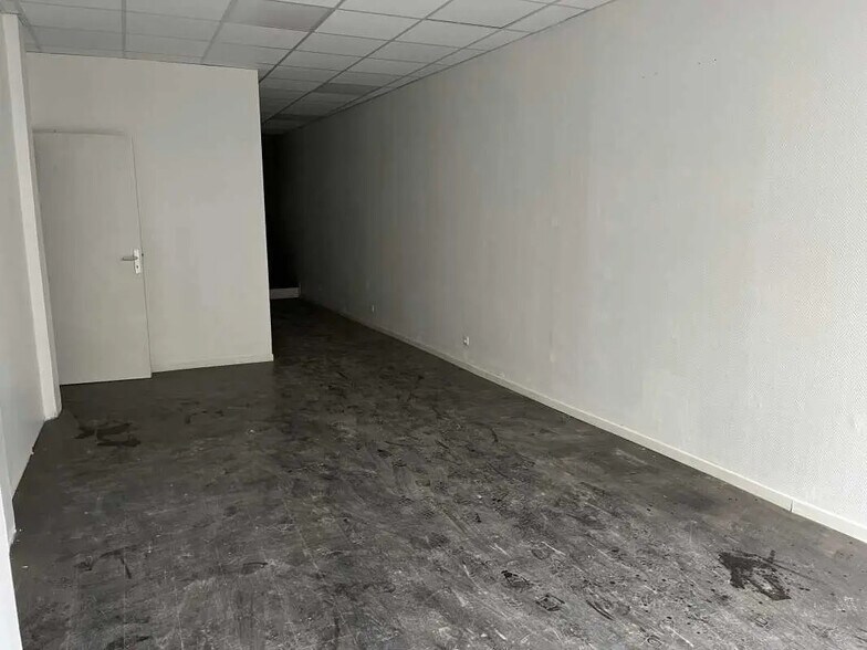 Retail in Saint-Quentin for lease - Building Photo - Image 3 of 6